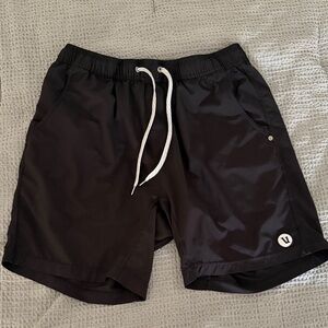 Vuori Kore short lined size Large. 7 inch inseam . Like new